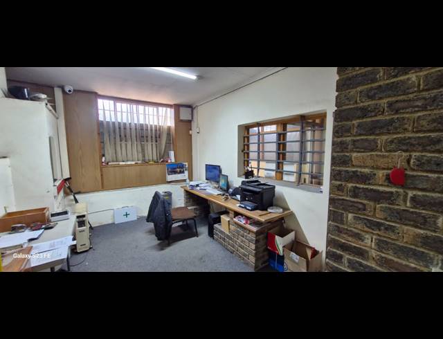 1,500M² WAREHOUSE FOR SALE IN NEW CENTRE